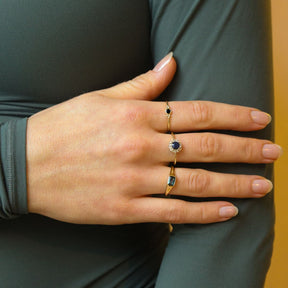 10 karaat ring goudkleurig met blauwe saffier en witte topaas steentjes